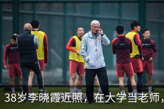 38岁李晓霞近照，在大学当老师，嫁普通人，生2娃后越来越美了